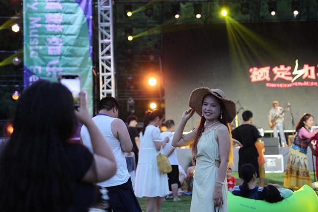 音乐节点燃激情夏夜  1.5万游客共享   “莓”好时光