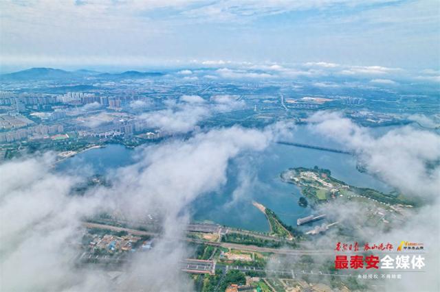 雨后云海漫城郭 半是仙境半是城