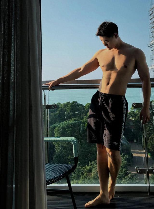 清爽旅行健身博主网红，这188cm身材还要什么腹肌