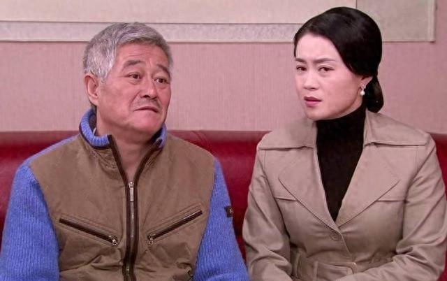 钱再多有用吗？68岁赵本山近况曝光，三人打伞伺候，女儿是心头病