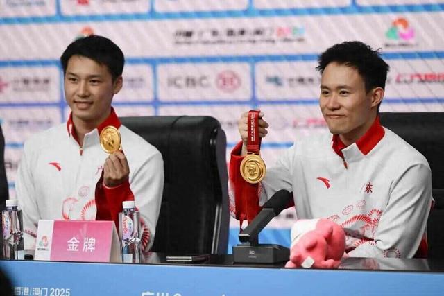 广东跳水续写 “八连冠”传奇！谢思埸	、陈艾森感恩队友一路相伴	，全红婵化身摄影师为谢思埸和妻儿拍照