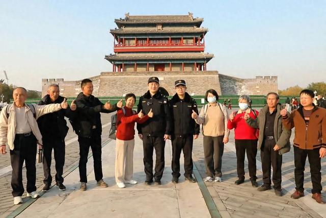 落叶不扫留秋韵!东城城管守护“秋日限定浪漫”