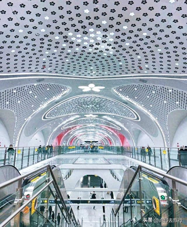 成都还开通这样的地铁线，真佩服！难怪旅游的人都往这里跑！