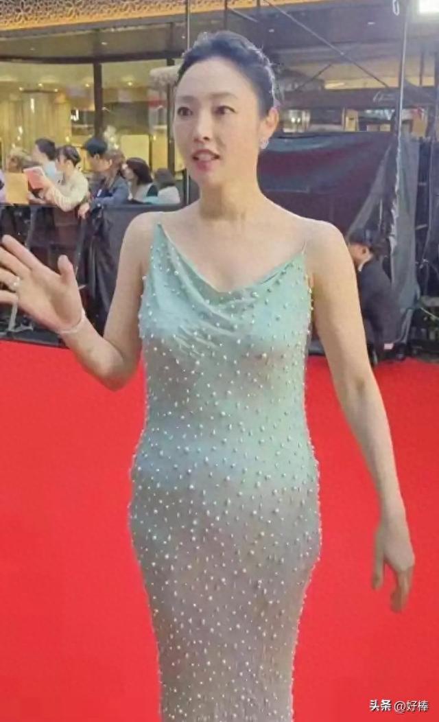 41岁白百何现身东京，她的下跨变得好大啊，脸也胖了，变化真大