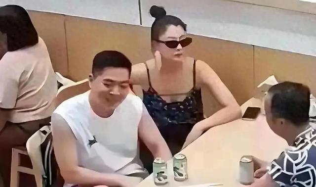 45殷桃和男友在北京面馆被拍到 两人身材颜值极高 不愧是女明星