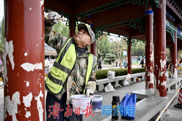 亭台水榭换“新衣”，大明湖这处亭子正在保养中