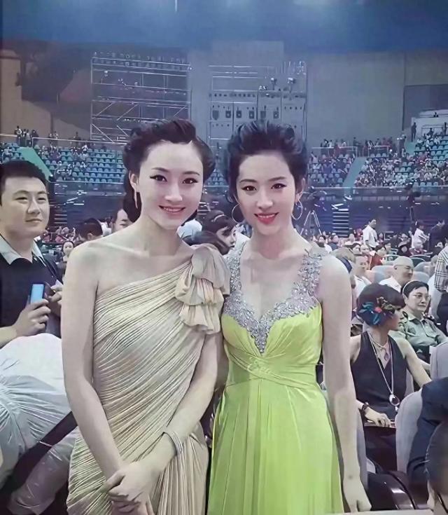 都说刘亦菲是美若天仙 其实左边这位才是天然美女 比刘亦菲漂亮大气