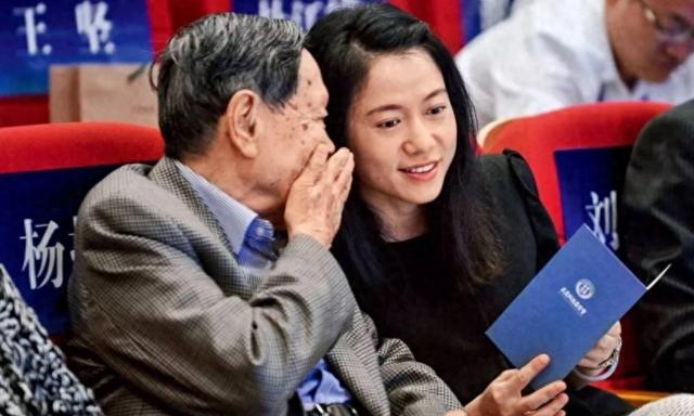 杨振宁离世仅半月,翁帆近况曝光,入职清华没编制,明年剑桥留学