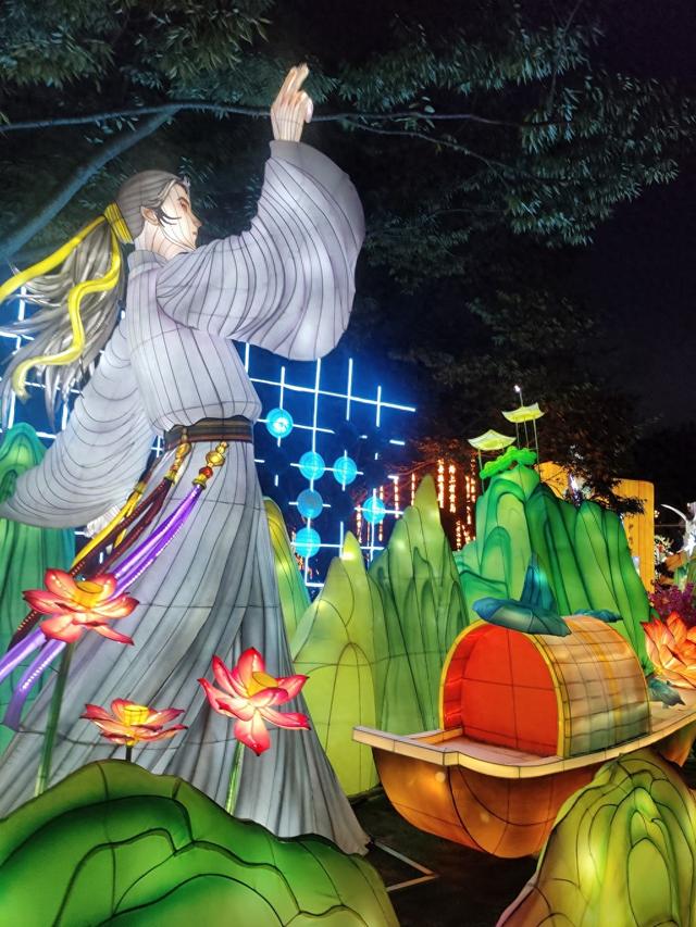 灯光一亮，秒变童话世界！2025年“青岛之夏”艺术灯会启幕成夏夜顶流