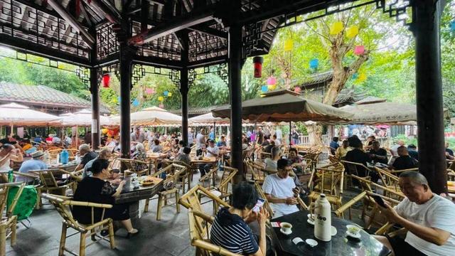 一杯盖碗茶，喝出老成都的巴适生活｜国庆中秋游成都①