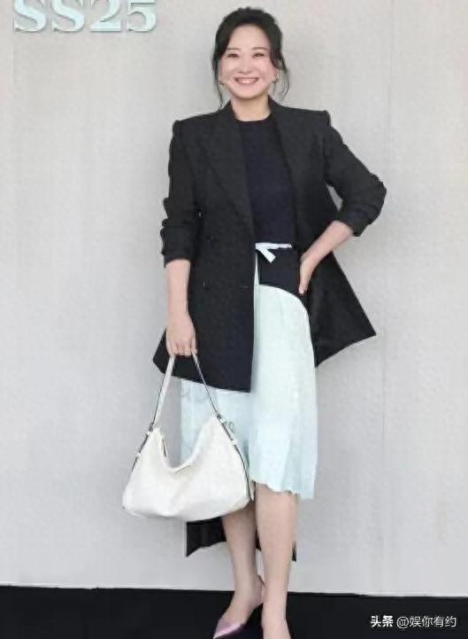 退出春晚	、被综艺“开除	”，43岁贾玲近况曝光，走路喘息声明显