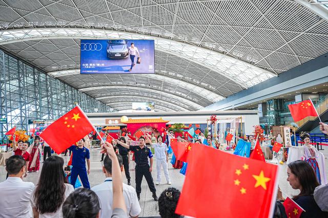 空港映华裳，家国共此时！双流机场以文化之力赴双节之约