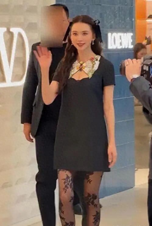 用力过猛！51岁林志玲打扮日系现身上海，女神还是“装嫩”？