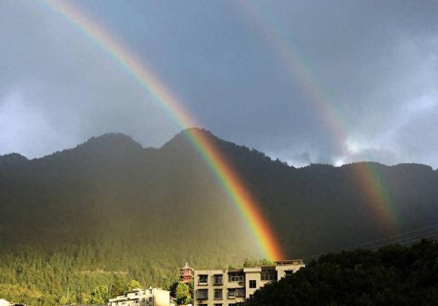 鹤峰秋来风景异 彩虹霞光映容美
