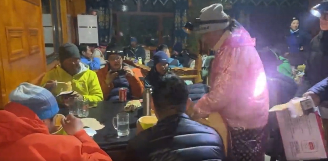 西藏定日受降雪影响游客得到妥善安置
