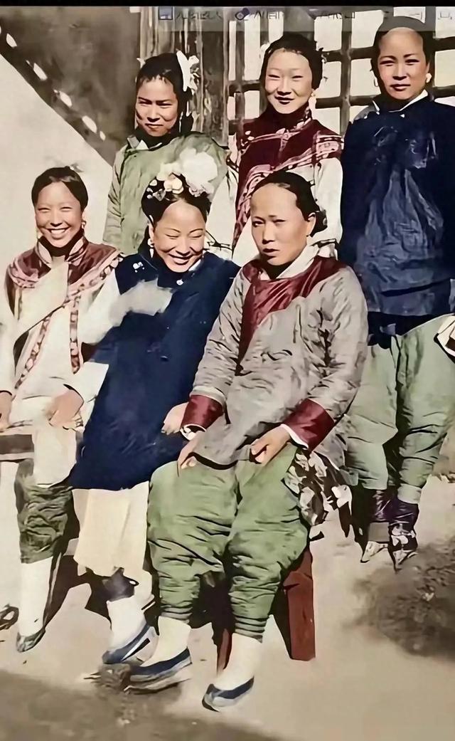 地主六位姨太太的一张合影，都是真人的容貌	，不是演员扮演的	。