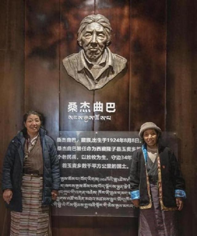 西藏一乡长巡逻时,发现一面不属于我国的国旗,当即过去想拔了