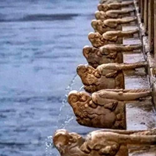 北京暴雨，故宫再现“千龙吐水”壮观景象，其有何特殊设计原理？