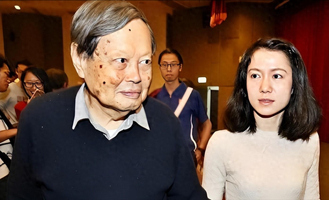 演都不演了！杨振宁去世仅6天，恶心的事情就发生，还不止一件