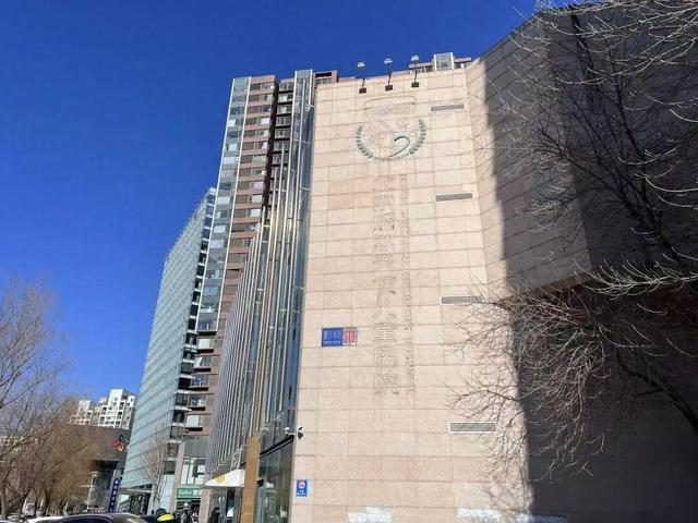 风波中的嫣然天使医院，有捐助者抱着工作人员哭泣	，院方：线下捐款能否填补空白还未知