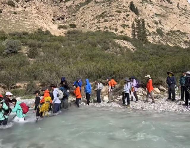 亲历者讲述在新疆徒步遇山洪：河水及腰，滞留时幸有物资补给