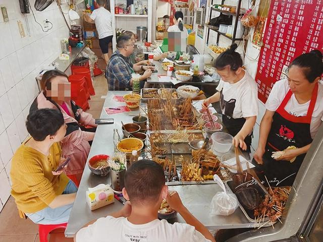 打卡南昌老字号水煮店，游客却懵了：这和麻辣烫究竟有啥不一样？
