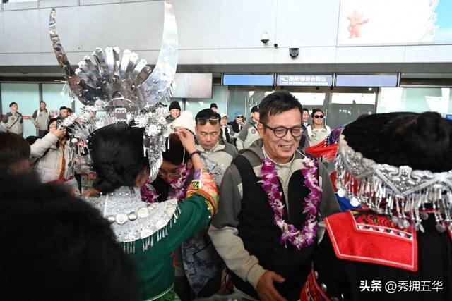 冬日氛围感拉满！跟着香港明星足球队，解锁翠湖海鸥+梧桐黄墙的浪漫剧本