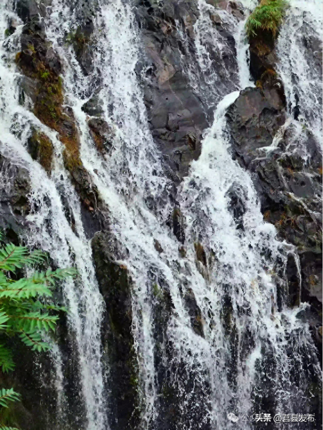十一小众王炸！花崖头水库“坝顶飞瀑”刷屏