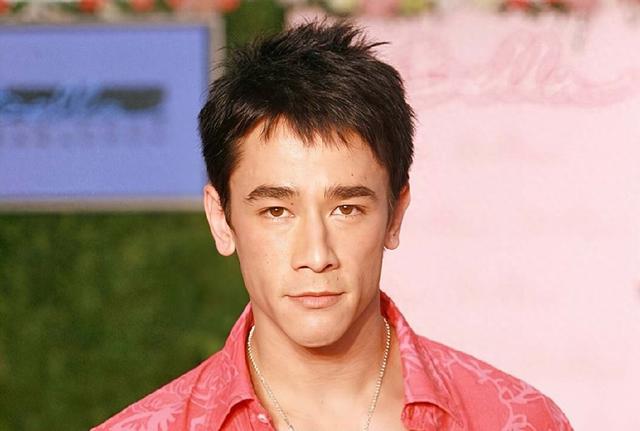 香港知名男星满头白发，遭前女友嫌弃没车没房，未结成婚至今单身