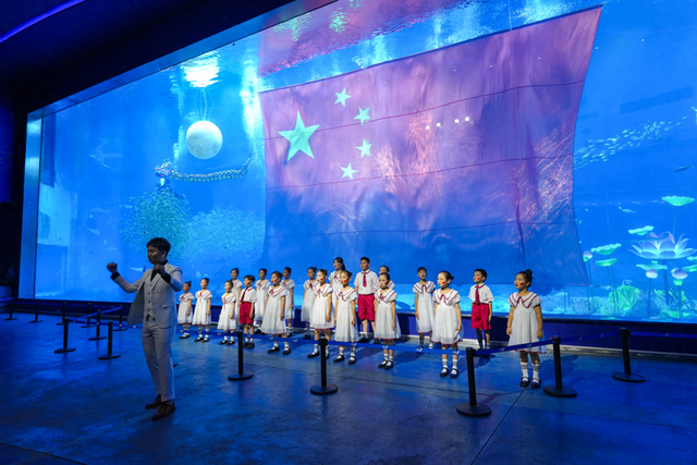 小梅沙海洋世界以巨幅水下国旗巡游献礼国庆
