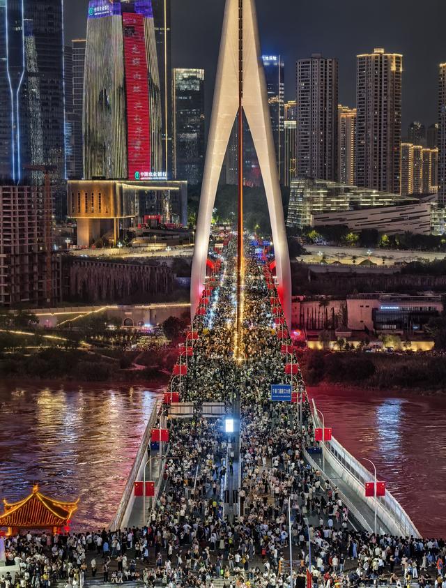升腾的“烟火气”：“夜经济”激活中国假日消费新动力