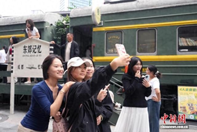 国庆假期游客打卡成都网红街区