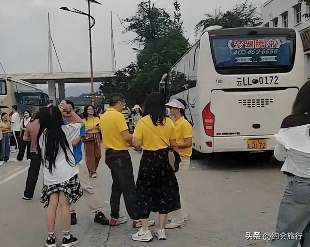 130人被扔在服务区6小时?花三四千报的高价团,原来水这么深?