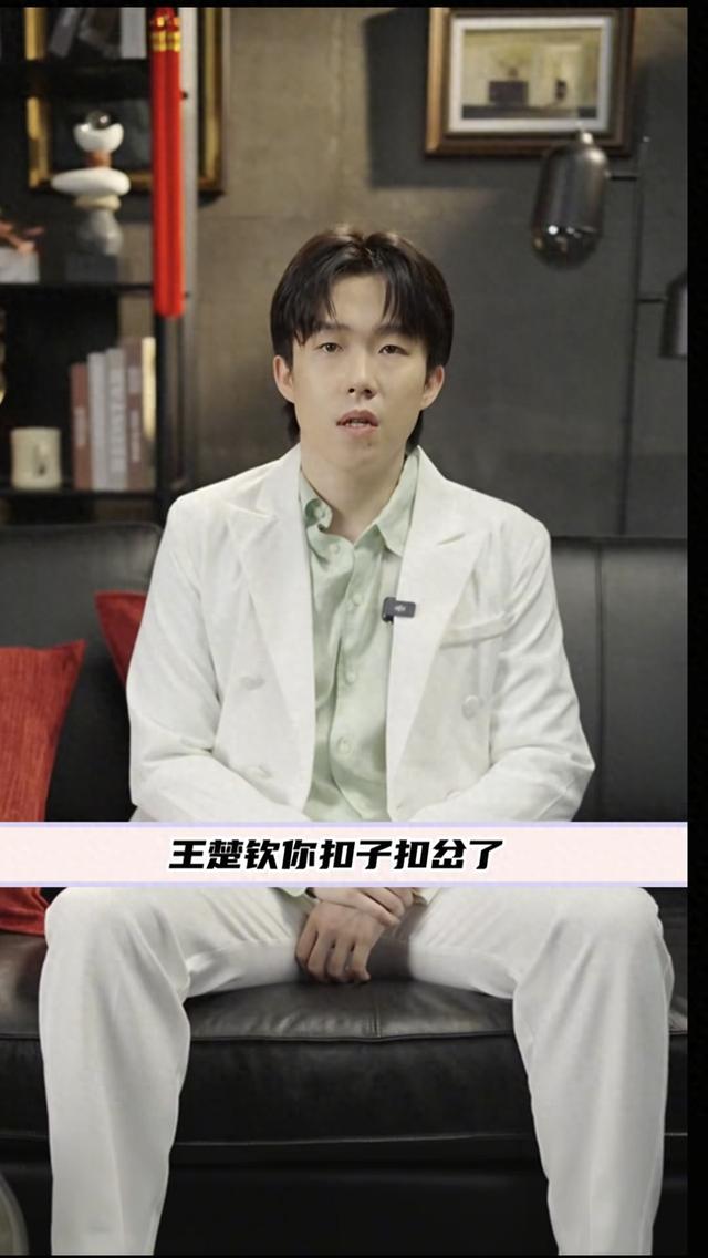 孙颖莎，王楚钦给球迷送祝福.一个裤腿塞袜子了.一个扣子扣错了！