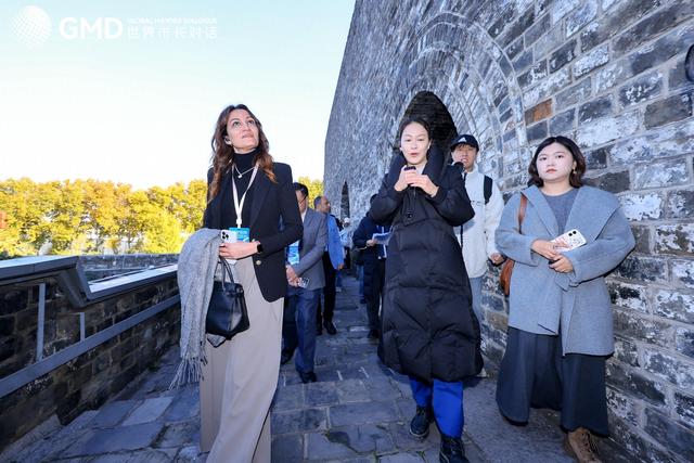 在中华门瓮城俯瞰秦淮河，埃及吉萨副省长感叹“美到让她想家”