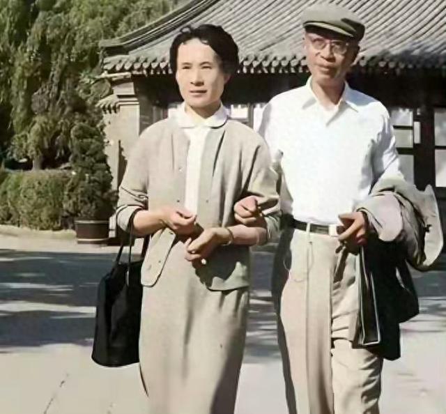 六十年代，溥仪与妻子李淑贤在北海公园散步，在一起留影 ​​​