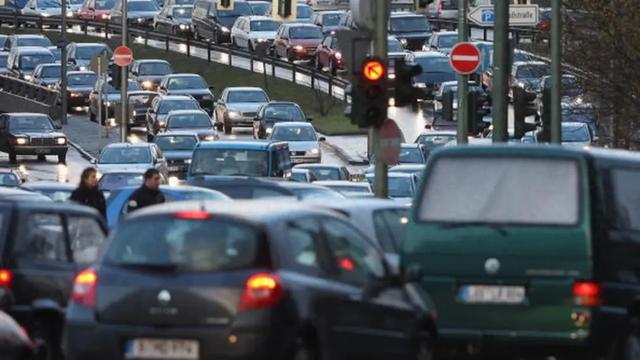 在欧盟推翻燃油车禁令之前，众车企早已不再押注纯电