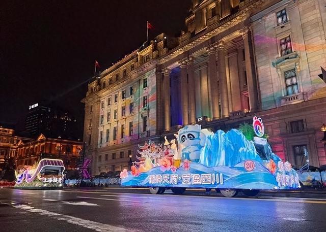 打高铁来，携老伴来，游客冒雨赏花车，给上海旅游节大巡游打几分？