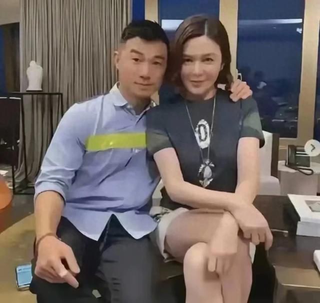 62岁关之琳与小男友甜蜜依偎！无子女活成豪门，香江美人至今惊艳