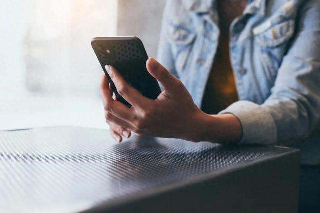 爸妈,求求你们别再玩手机了!