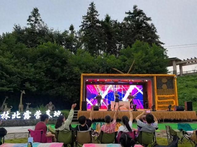 习水：“清凉一夏·乐在坭坝”路边音乐会“点燃”乡村夜晚