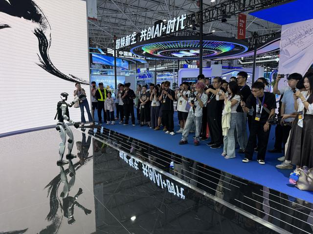 11名科技自媒体大V探馆2025数博会专业展