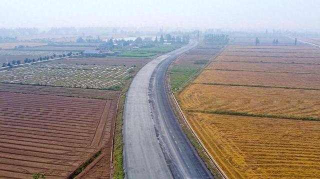 中交二航局S218大通湖项目全面迈入沥青摊铺阶段，预计12月底通车！