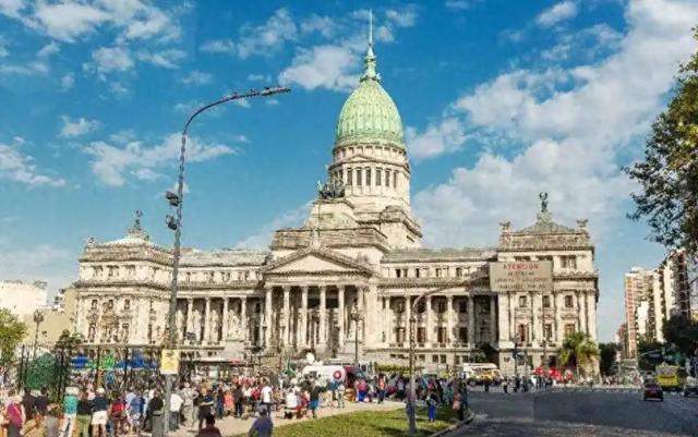 世界上离中国最远的国家，坐飞机要好几天能到，如今发展一落千丈