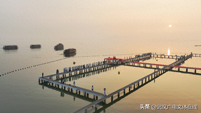 “祝福祖国 追梦东湖” 武汉东湖以水陆联动盛典喜迎双节
