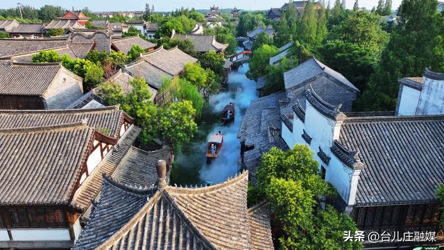 台儿庄古城：雾漫爱河街 等你来邂逅