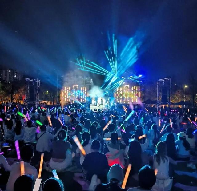 烟花 航模 文创集市……英德青年草地音乐节来袭！