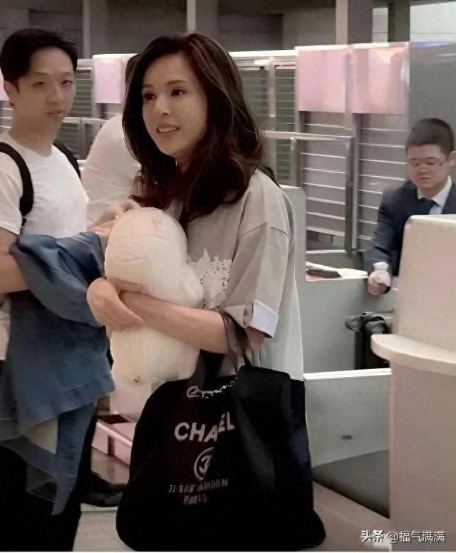 李若彤胖了之后反而更漂亮了!状态饱满有活力,完全看不出60岁了