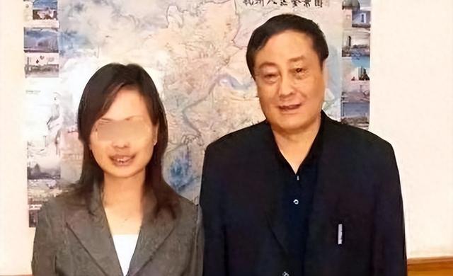 官媒曝宗庆后私生活，72岁色心依旧，网友：被4房姨太太掏空身体
