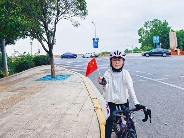 岳阳9岁女童环洞庭骑行：双节里的351公里，少年用坚持敬家国